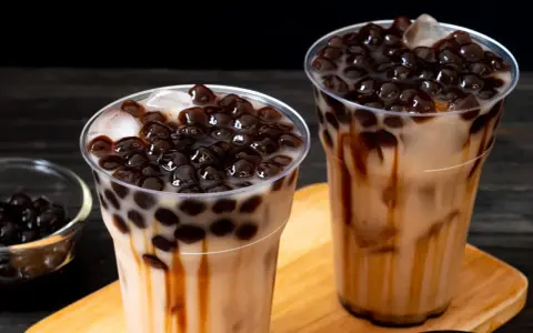 Zwei leckere Bubble Teas mit braunen Perlen und Karamellsauce. Perfekt, wenn du Lust hast, Bubble Tea Perlen selber machen.