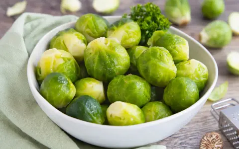 Frisch zubereiteter Rosenkohl, wie Oma ihn machte, in einer Schüssel mit Petersilie. So einfach und lecker!