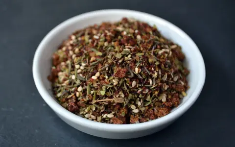 Eine Schale mit Zatar, einer aromatischen Gewürzmischung aus Kräutern, Sesam und Sumach.