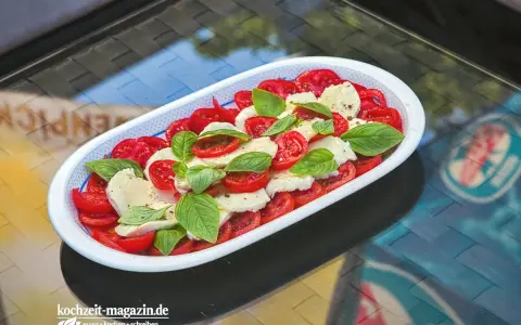 Ein einfaches rezept tomate mozzarella mit frischem Basilikum, perfekt für einen leichten Genuss.
