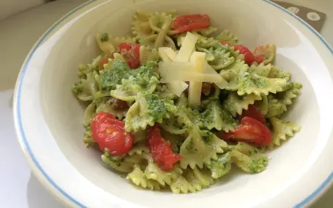 Farfalle Salat mit Pesto, Kirschtomaten und Parmesan. Ein köstliches Gericht, das Lust auf mehr macht.