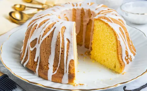 Ein saftiger Gugelhupf, verziert mit einem weißen Zuckerguss, der an Vanillepudding erinnert. Perfekt für jeden Anlass!