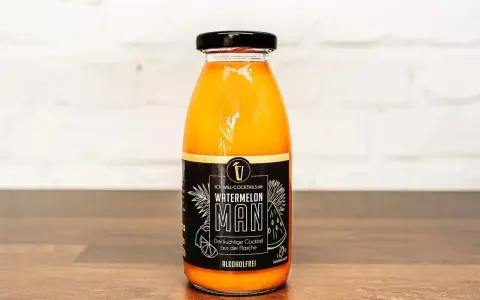 Flasche mit dem "Watermelon Man" Cocktail, einem fruchtigen, alkoholfreien Getränk.