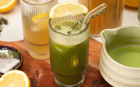 Erfrischender grüner Eistee mit Zitrone und Minze, perfekt zum Eistee selber machen. Daneben ein Glas gelber Eistee.