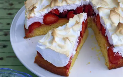 Rhabarber-Baiser-Torte, ein Klassiker der Landfrauen, mit saftigen Erdbeeren und luftigem Baiser.