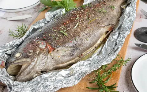 Saftige Lachsforelle im Backofen, mit Kräutern und Gewürzen verfeinert, bereit zum Servieren.