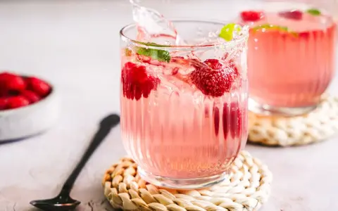Erfrischender wild berry spritz mit spritzenden Himbeeren und Minze.