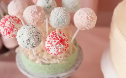 Bunte Cake Pops mit Zuckerstreuseln, perfekt für ein einfaches cake pops rezept.