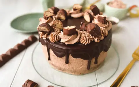 Eine köstliche Kinder Bueno Torte mit Schokoladenglasur und vielen Bueno-Stücken verziert. Ein Traum für jeden Schokoladenliebhaber!
