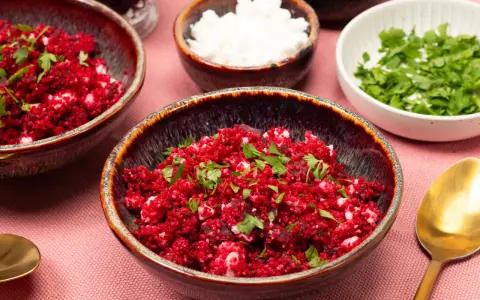 Rote Bete Couscous Salat mit Feta und Petersilie, garniert mit frischen Kräutern. Ein farbenfroher und gesunder Genuss.