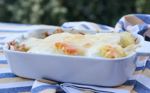 Herzhaftes Kohlrabi-Gratin mit goldbrauner Käsekruste, perfekt für ein köstliches Kohlrabi Rezept.