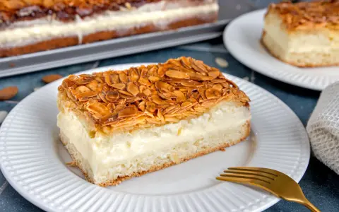 Ein Stück Bienenstich ohne Hefe mit cremiger Füllung und karamellisierten Mandeln. Ein köstliches Rezept für jeden Anlass.