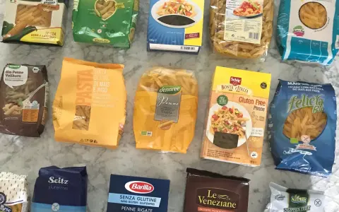 Vielfalt an glutenfreien Penne-Nudeln: Alnavit, Farabella, Schär, Felicia, Barilla und mehr. Hier finden Sie, welche Nudeln sind glutenfrei.