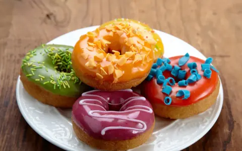 Bunte Mini Donuts mit Glasur und Streuseln, perfekt für ein schnelles Mini Donuts Rezept.