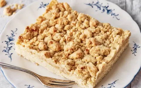 Ein Stück Streuselkuchen auf einem Teller mit Gabel. Dieses einfache Streuselkuchen Rezept gelingt immer!
