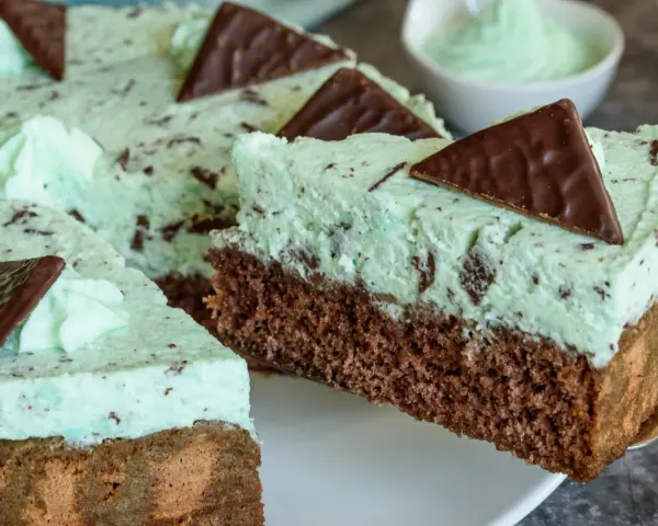 Ein Stück After Eight Kuchen mit Schokoladenboden und Minzcreme, dekoriert mit Schokoladendreiecken.