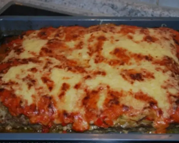 Herzhafte Hackfleischpizza vom Blech, wie von Landfrauen gemacht, mit geschmolzenem Käse und Tomatensoße.