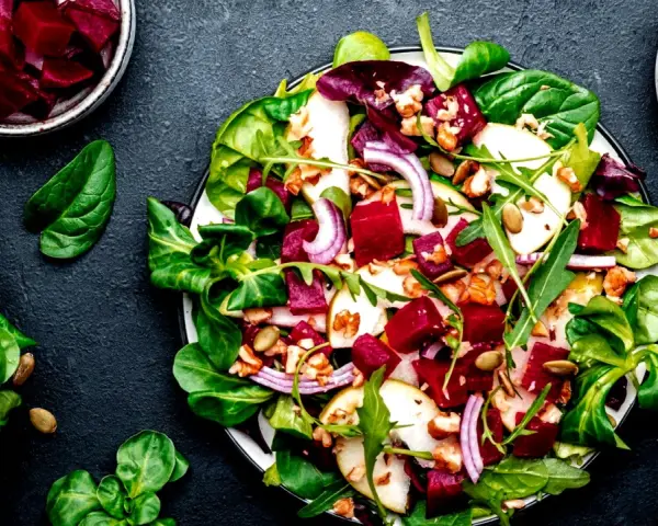Ein bunter, traditioneller Rote Bete Salat mit Birne, Nüssen und frischem Grün.