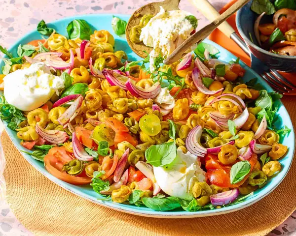 Tortellini-Salat mit Tomaten, Oliven, Zwiebeln und Burrata – die besten Salate zur Party.
