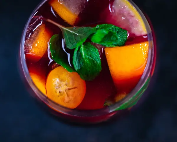 Erfrischende Sangria mit Orangen, Zitronen und Minze. Ein perfektes Sangria Rezept für heiße Tage.