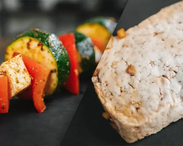 Gemüse-Spieß mit mariniertem Tofu und ein Stück Tofu. So einfach ist es, was ist tofu!