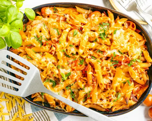 Leckerer Nudelauflauf ohne Vorkochen, goldbraun überbacken mit Käse und frischen Kräutern. Ein schnelles Gericht für jeden Tag.