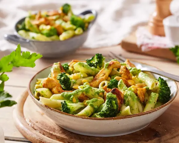 Leckere Penne mit Hähnchen, Brokkoli und Mais in cremiger Kräutersauce – ein ideales Gericht für gesunde Rezepte zum Abnehmen.