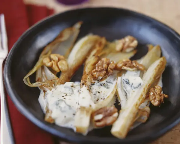 Gebratener Chicorée mit Gorgonzola und Walnüssen, eine italienische Köstlichkeit.