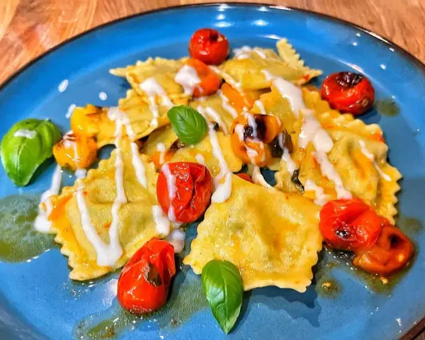 Ravioli mit Kirschtomaten und Basilikum, ein köstliches Beispiel für italienische Pasta Rezepte vegetarisch.