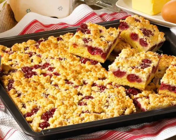 Omas Kirschkuchen vom Blech, saftig mit Streuseln und vielen Kirschen. Ein Klassiker, der immer schmeckt.