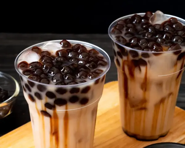 Zwei leckere Bubble Teas mit braunen Perlen und Karamellsauce. Perfekt, wenn du Lust hast, Bubble Tea Perlen selber machen.