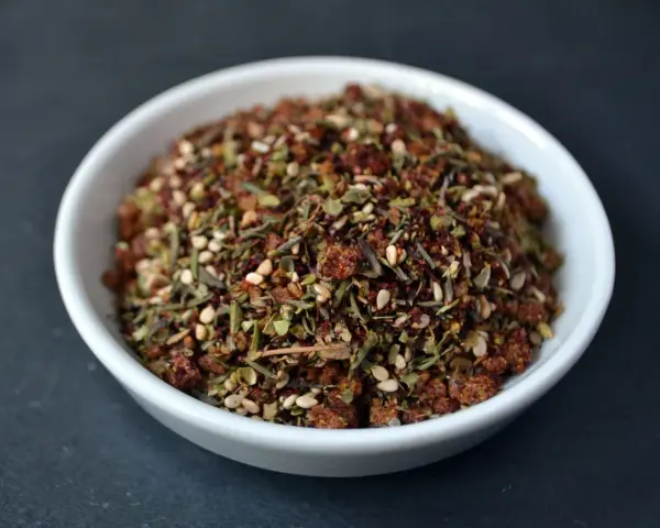 Eine Schale mit Zatar, einer aromatischen Gewürzmischung aus Kräutern, Sesam und Sumach.