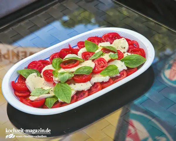 Ein einfaches rezept tomate mozzarella mit frischem Basilikum, perfekt für einen leichten Genuss.