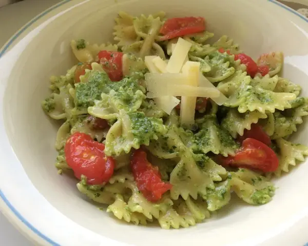 Farfalle Salat mit Pesto, Kirschtomaten und Parmesan. Ein köstliches Gericht, das Lust auf mehr macht.