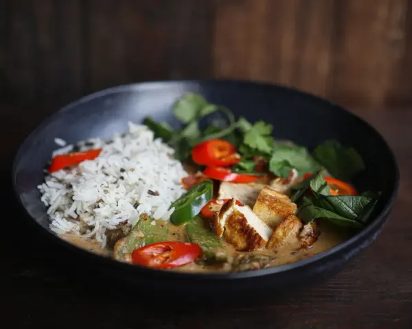 Ein köstliches Curry mit Reis, Tofu, Chilis und frischen Kräutern. Perfekt, um Curry selber machen zu lernen.