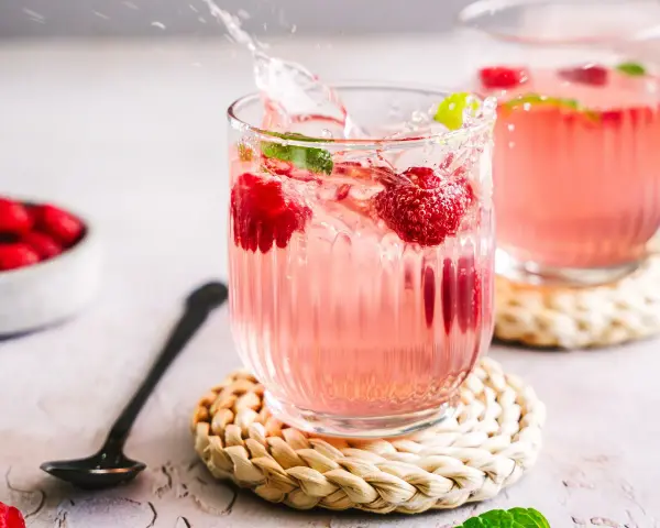 Erfrischender wild berry spritz mit spritzenden Himbeeren und Minze.