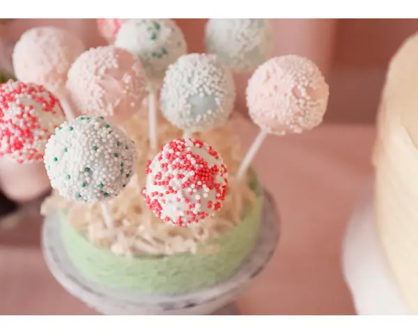 Bunte Cake Pops mit Zuckerstreuseln, perfekt für ein einfaches cake pops rezept.