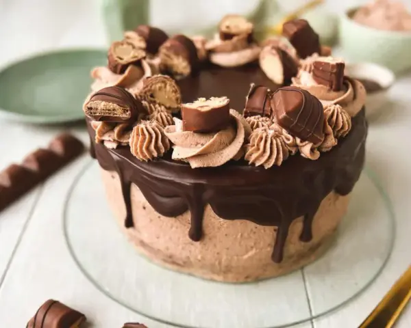 Eine köstliche Kinder Bueno Torte mit Schokoladenglasur und vielen Bueno-Stücken verziert. Ein Traum für jeden Schokoladenliebhaber!