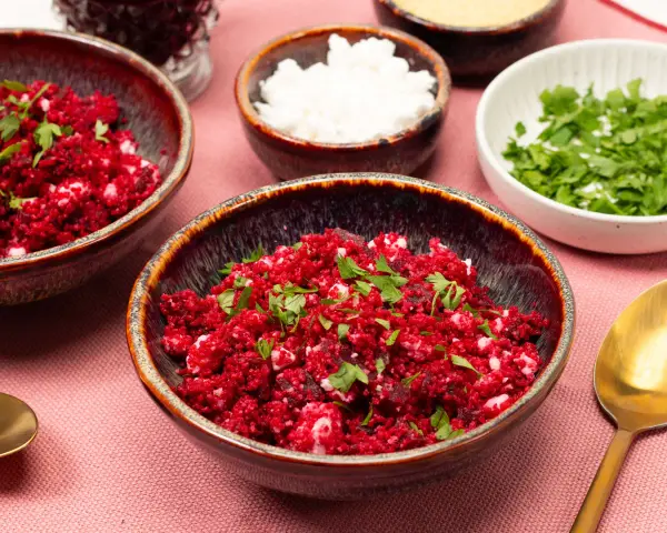 Rote Bete Couscous Salat mit Feta und Petersilie, garniert mit frischen Kräutern. Ein farbenfroher und gesunder Genuss.
