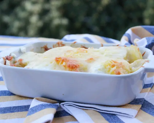 Herzhaftes Kohlrabi-Gratin mit goldbrauner Käsekruste, perfekt für ein köstliches Kohlrabi Rezept.