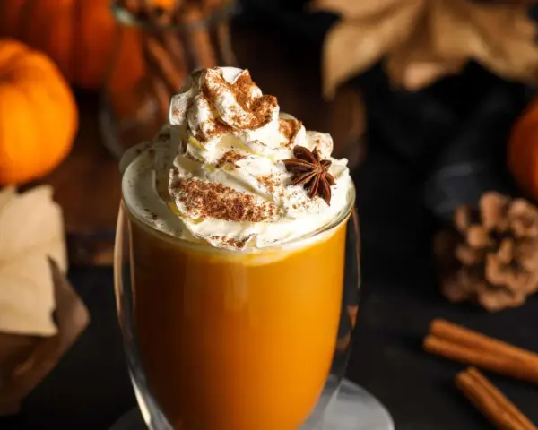Ein cremiger, warmer Genuss: Pumpkin Spice Latte ohne Kaffee, gekrönt mit Sahne, Zimt und Sternanis. Perfekt für gemütliche Herbsttage.