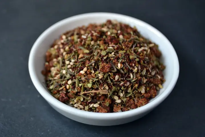 Eine Schale mit Zatar, einer aromatischen Gewürzmischung aus Kräutern, Sesam und Sumach.
