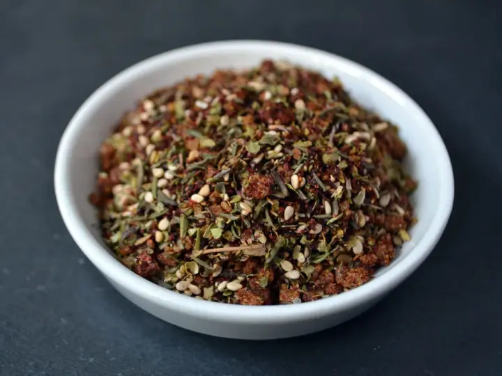 Eine Schale mit Zatar, einer aromatischen Gewürzmischung aus Kräutern, Sesam und Sumach.