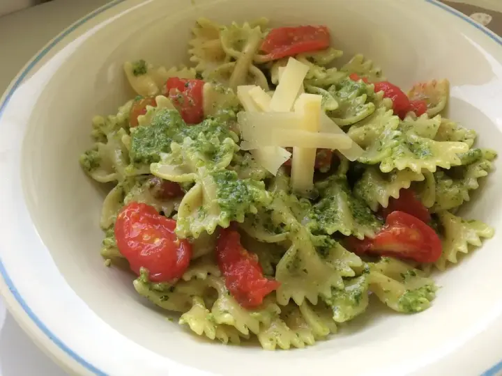 Farfalle Salat mit Pesto, Kirschtomaten und Parmesan. Ein köstliches Gericht, das Lust auf mehr macht.