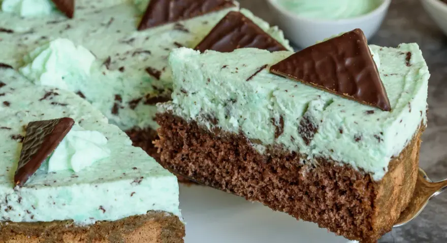 Ein Stück After Eight Kuchen mit Schokoladenboden und Minzcreme, dekoriert mit Schokoladendreiecken.