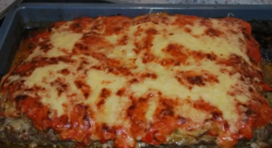 Herzhafte Hackfleischpizza vom Blech, wie von Landfrauen gemacht, mit geschmolzenem Käse und Tomatensoße.
