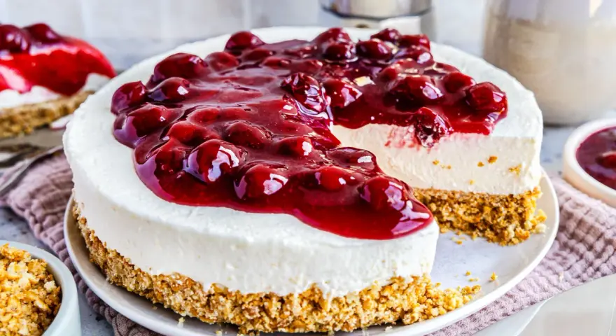 Ein köstlicher, schneller Kuchen ohne Backen mit Kirschen und cremigem Frischkäse auf Keksboden. Perfekt für heiße Tage!