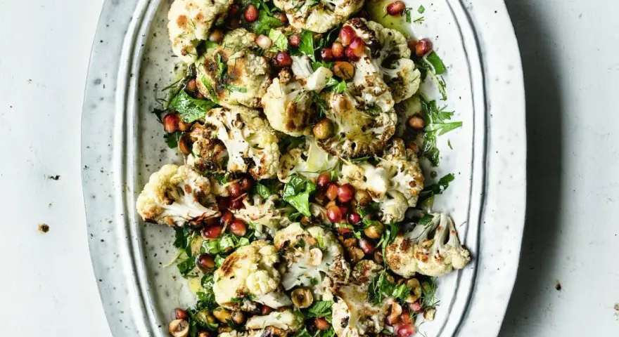 Gegarter Blumenkohlsalat mit Granatapfelkernen und Kräutern, inspiriert von leckeren gekochter blumenkohlsalat rezepte.