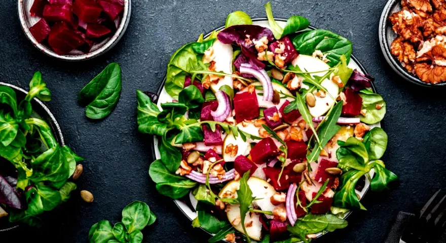 Ein bunter, traditioneller Rote Bete Salat mit Birne, Nüssen und frischem Grün.