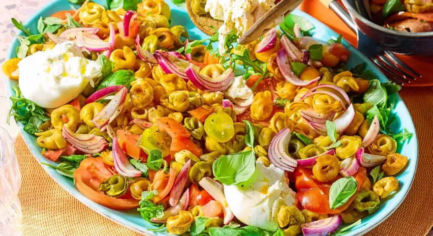 Tortellini-Salat mit Tomaten, Oliven, Zwiebeln und Burrata – die besten Salate zur Party.